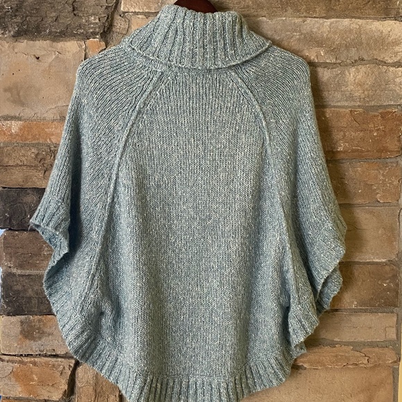 Micheal Kors Knit Poncho - Picture 2 of 7